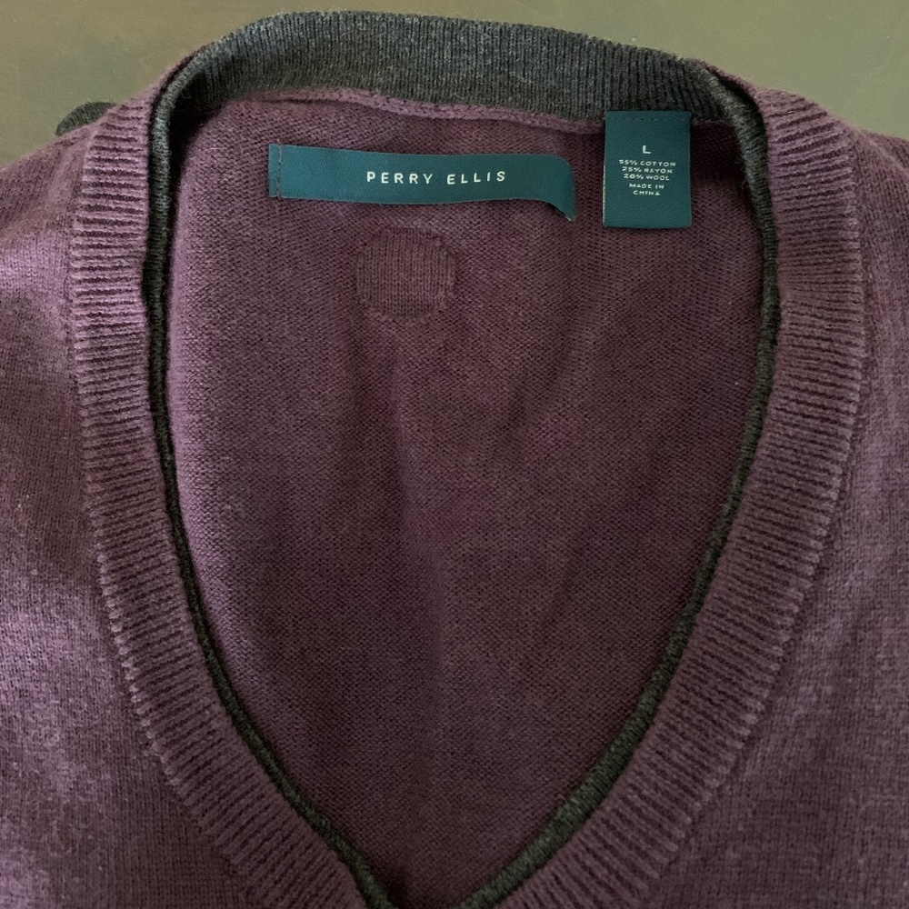 Perry Ellis V-Neck Sweater. Large - Picture 4 of 4